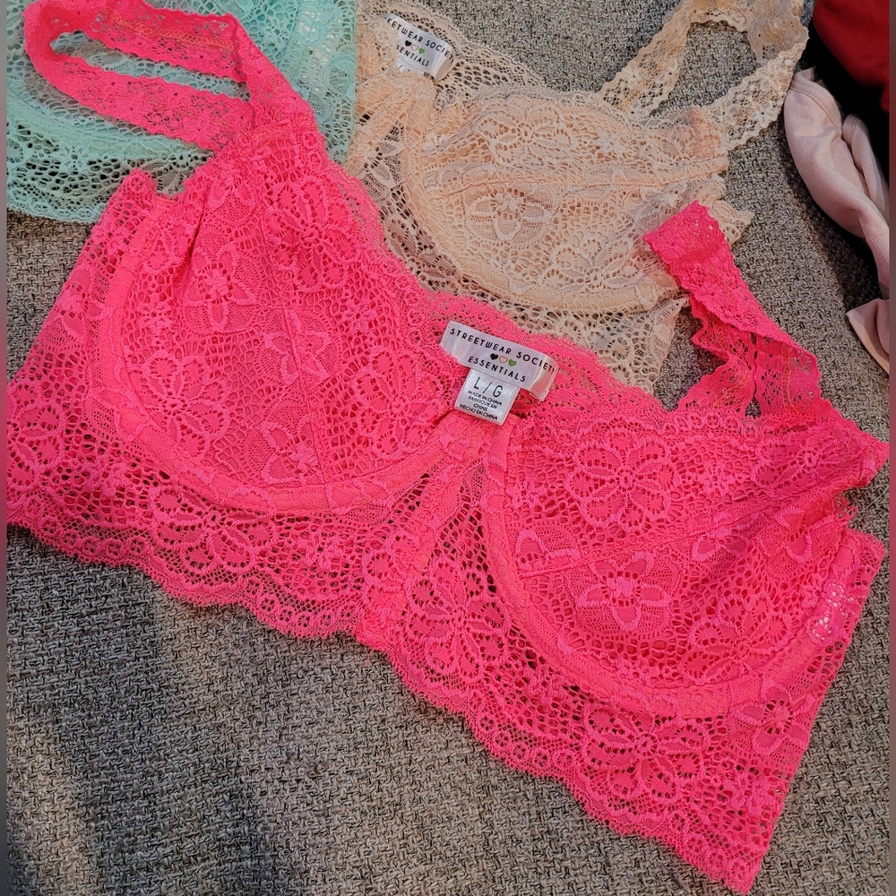 NWOT 4 for 1 lace bandeaus